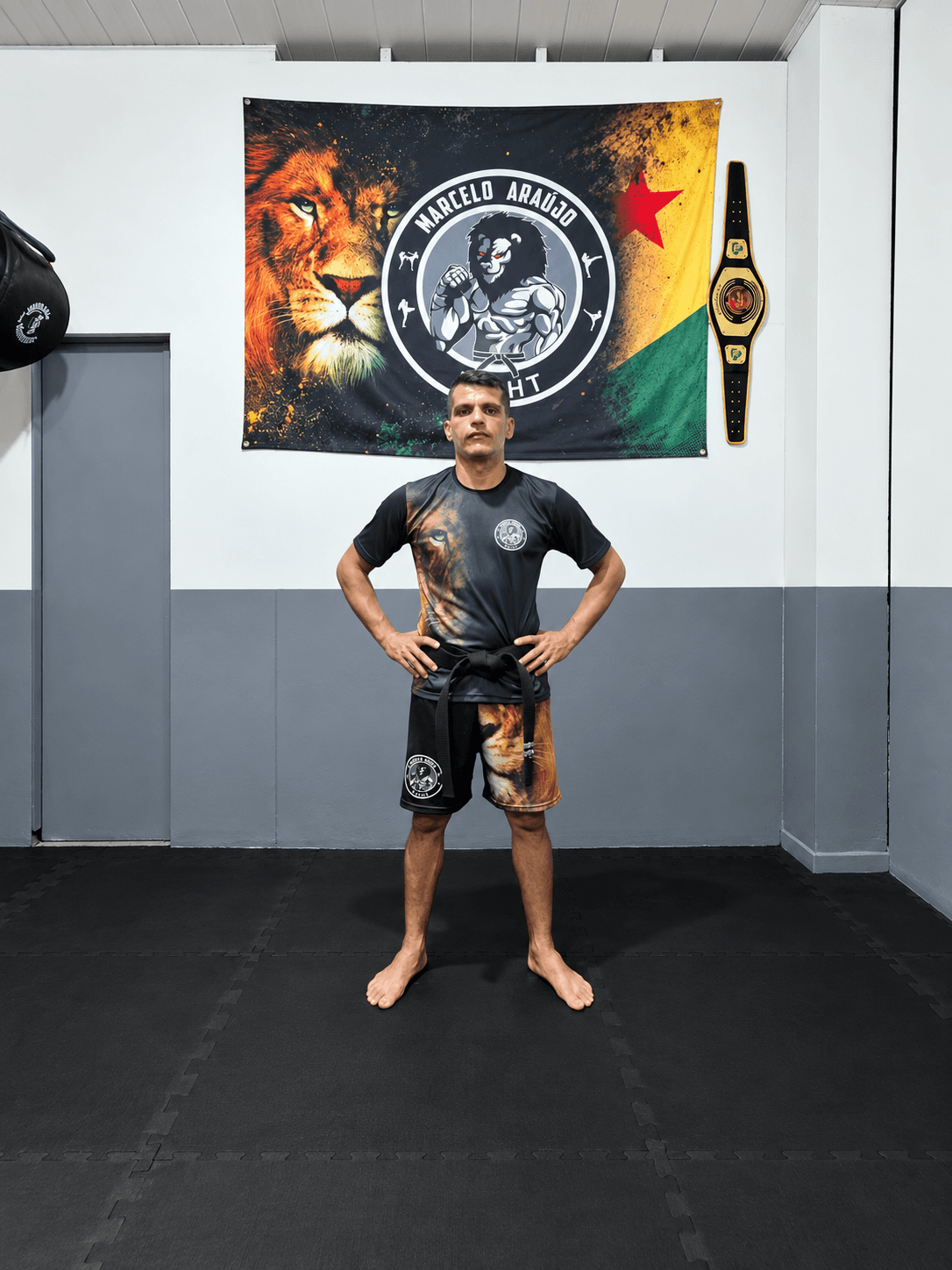 Professor Marcelo Araújo em registro real usando uniforme da academia.