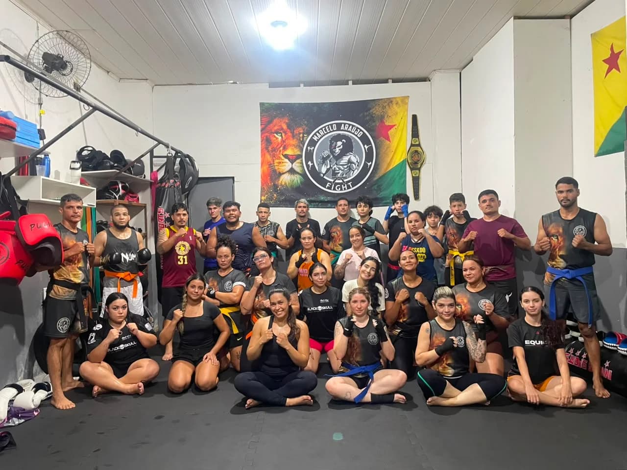 Turma da Marcelo Araújo Fight reunida no tatame após treino.