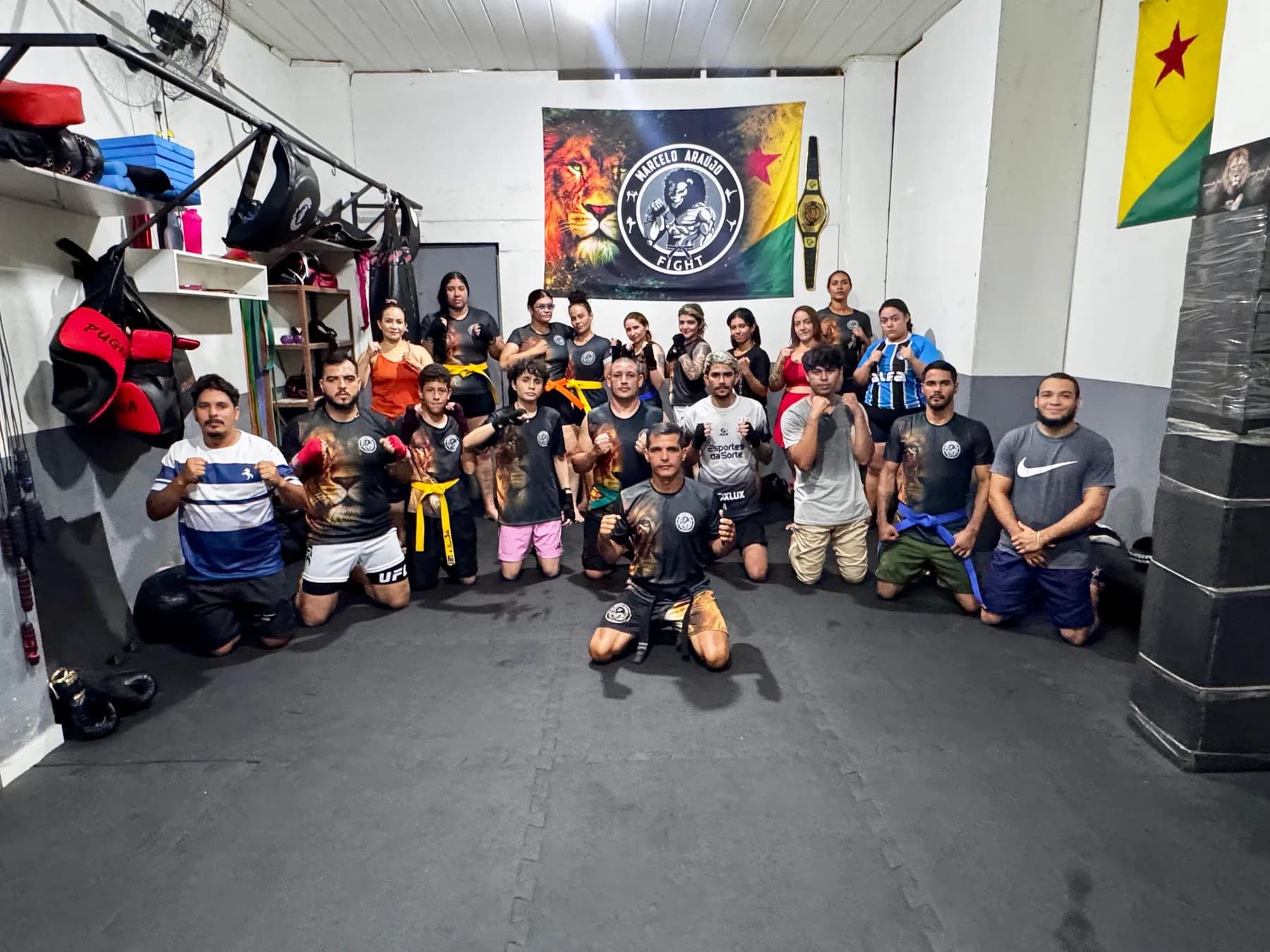 Alunos da Marcelo Araújo Fight reunidos dentro da academia.